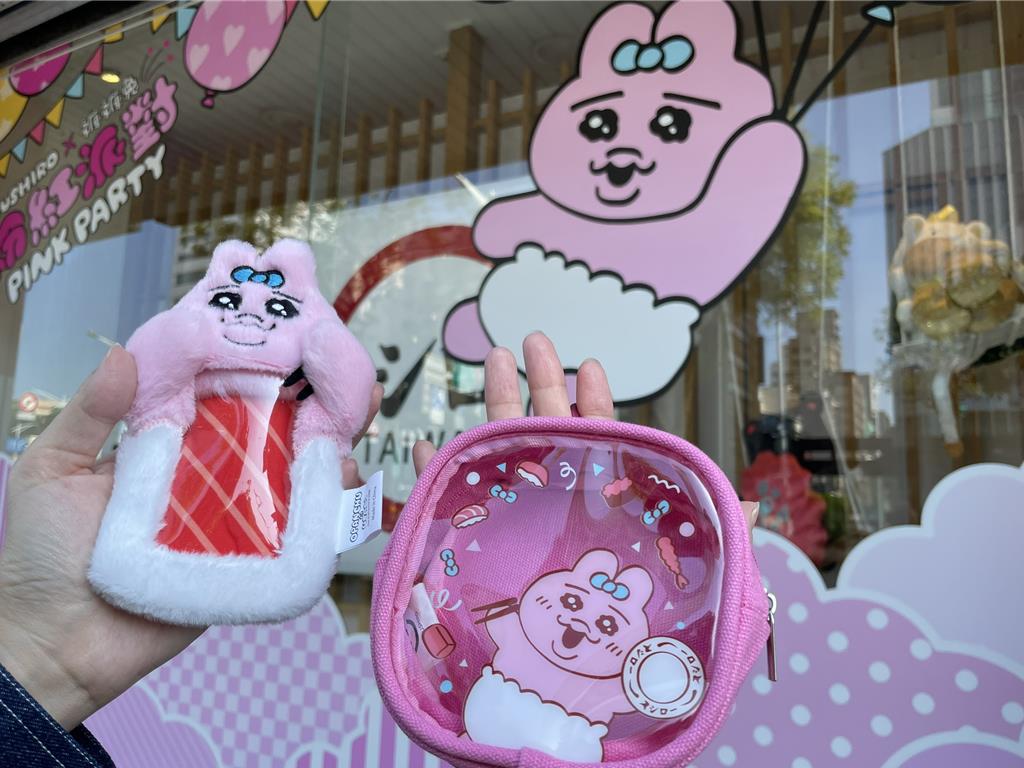 壽司郎滿額加價品項包括「褲褲兔絨毛卡套夾」、「褲褲兔小物包」。（朱世凱攝）