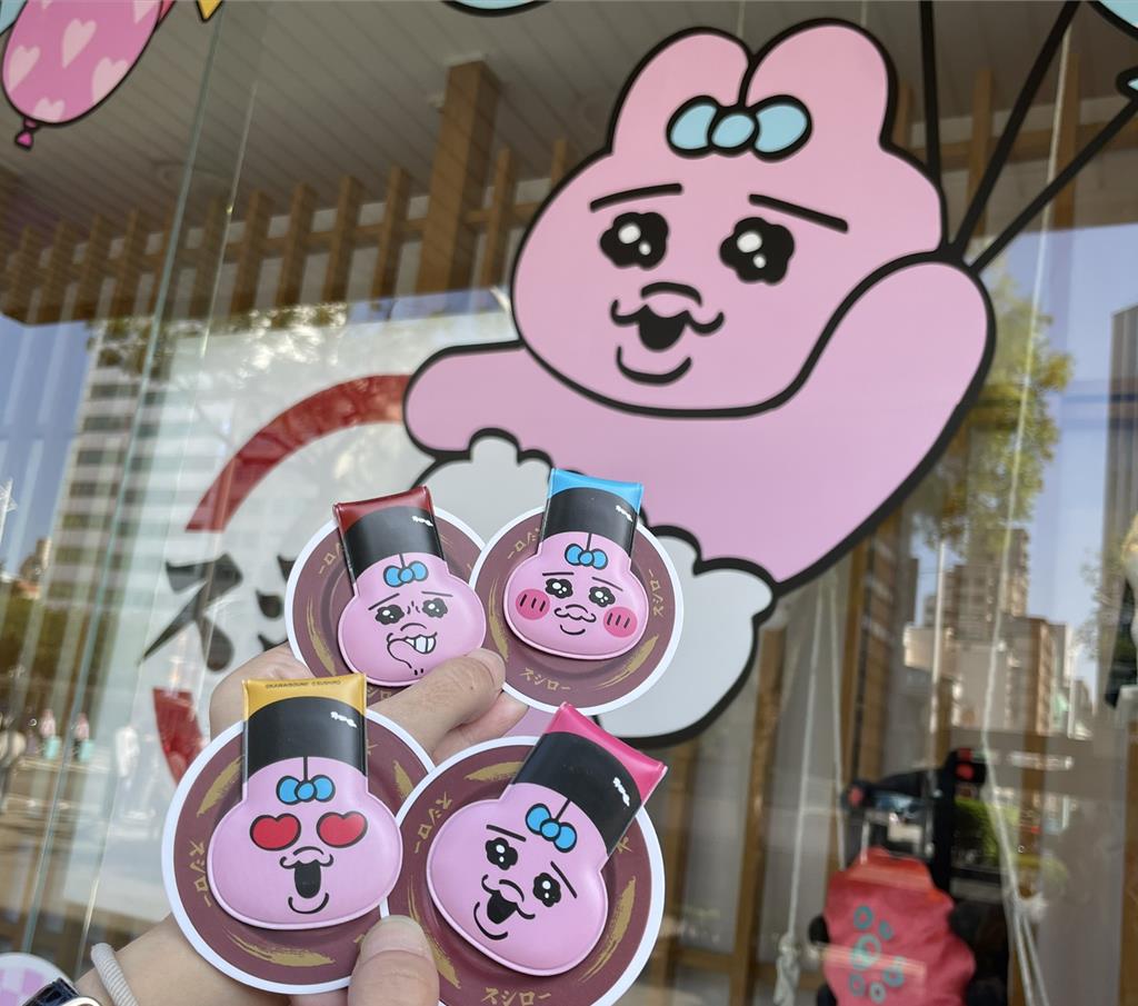 壽司郎滿額贈活動推共4款「褲褲兔磁鐵夾」。（朱世凱攝）