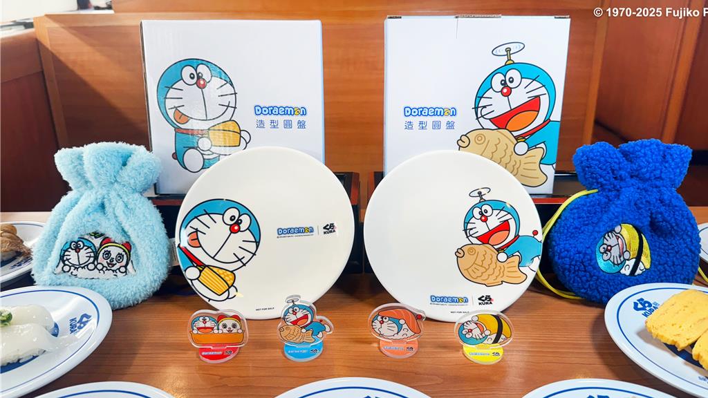 藏壽司攜手哆啦A夢推出3波滿額贈活動，周邊囊括壓克力立牌、造型圓盤及束口袋。（藏壽司提供／朱世凱台北傳真）