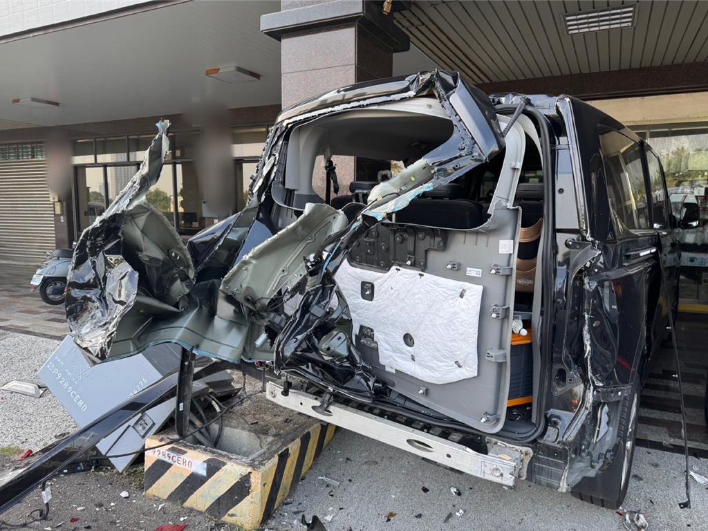 台南回收車過彎失控!衝向騎樓連擦撞6車 住戶嚇壞:好大聲