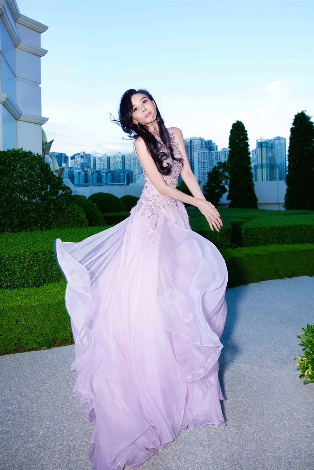 紫色的蕭薔,彷彿仙女降臨。(珍世美學慈善基金會提供)