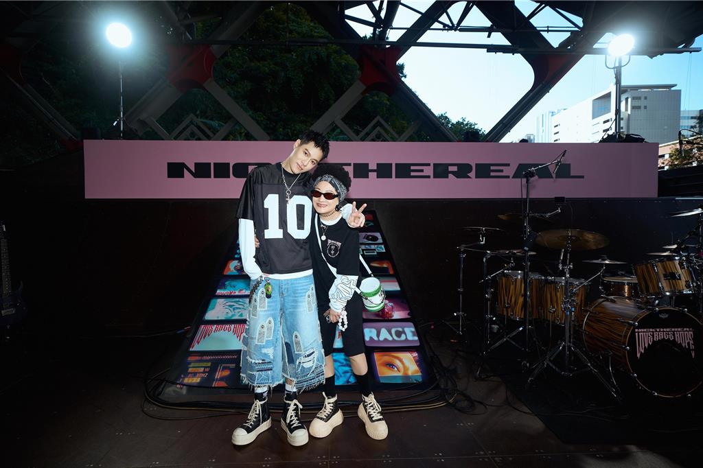 周湯豪爆汗開趴又瘦了！媽媽比莉默默現身支持