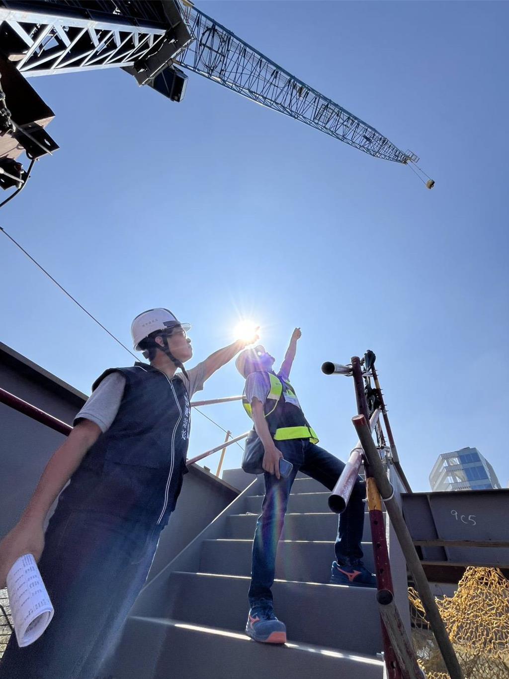 台中西屯工地高空掉落軟管砸車 遭重罰3.6萬勒令停工