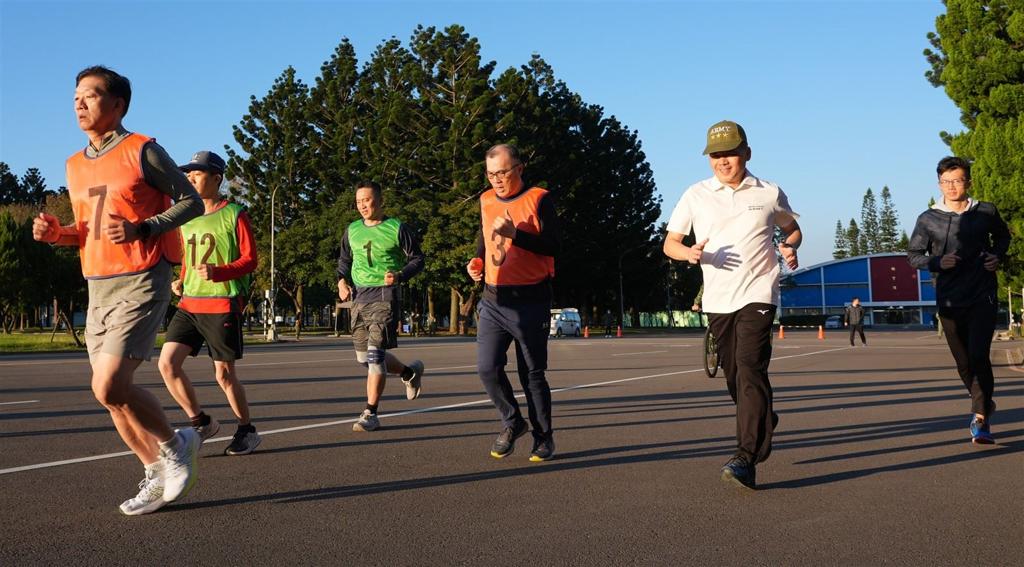 【陸軍將官盃體能戰技競賽】跑完3000後伏地挺身 手槍射擊
