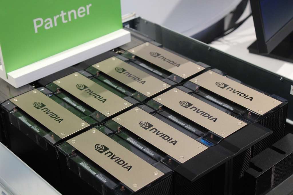 美商務部長:川普正權衡是否放行輝達先進晶片H200銷陸