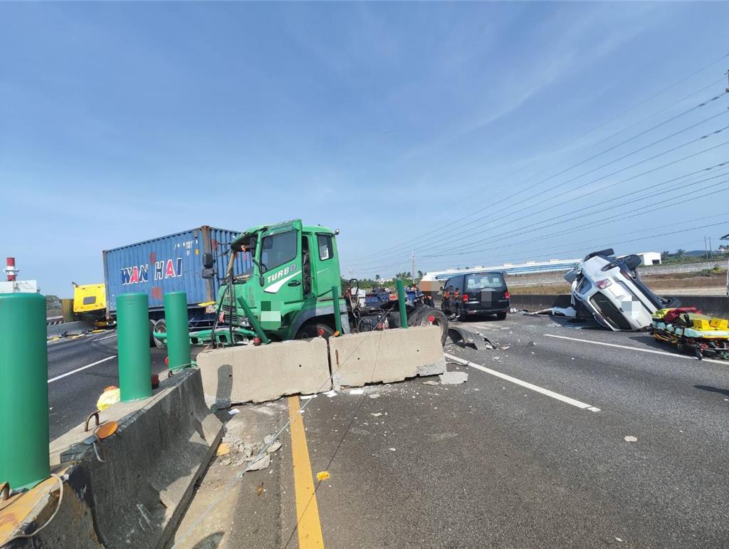 國1高科段聯結車連環撞！南北向全線封閉狂塞逾20公里