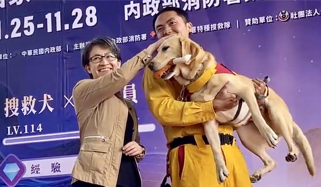 蕭美琴頒發雞腿玩具鼓勵搜救犬 牠卻不領情