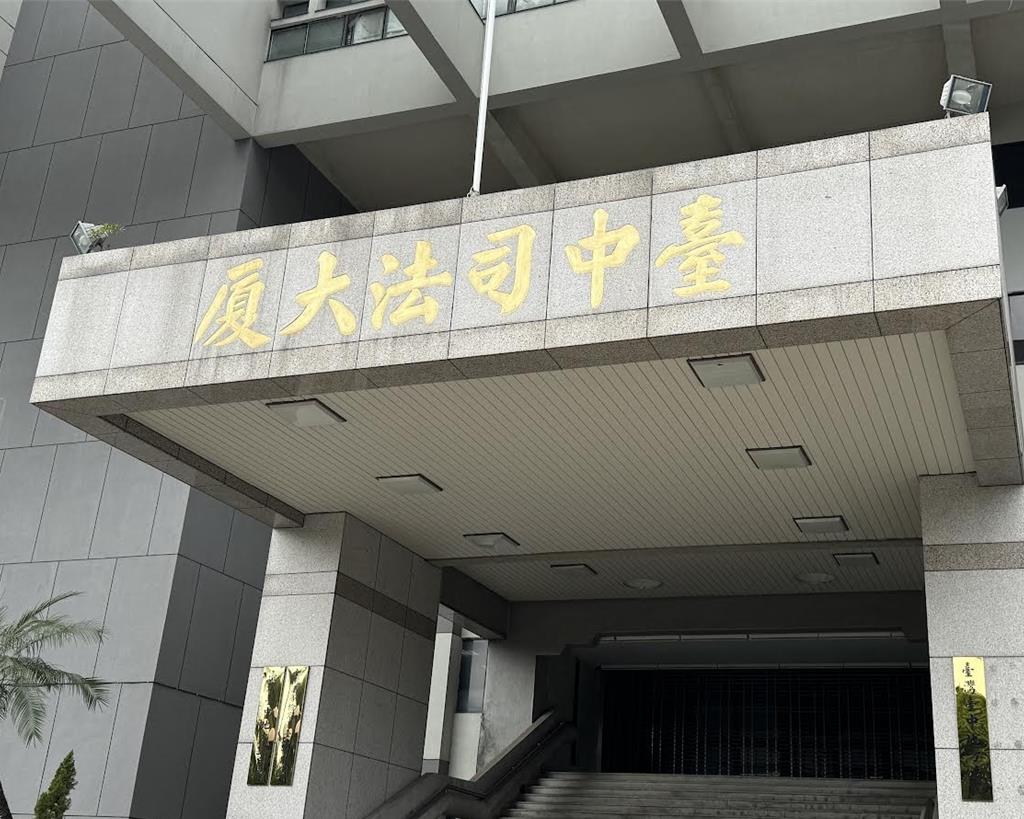 借餐廳廁所闖女廁「手機伸隔板」偷拍 台中噁男露餡遭逮