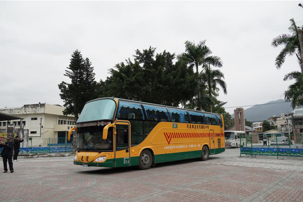 校車遇洪災被泡壞 花蓮光復國中獲贈全新大巴