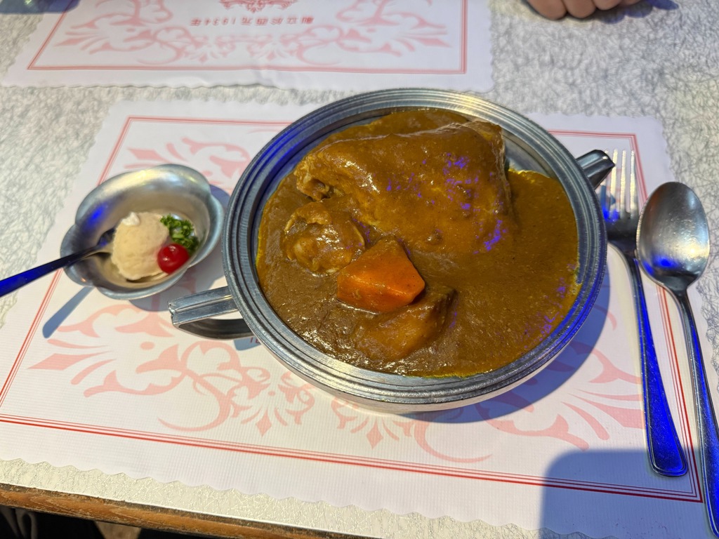 波麗路的咖哩雞排飯,是混和日印香料與本地食材技法的「混血滋味在地洋食」。(古謝未玲攝)