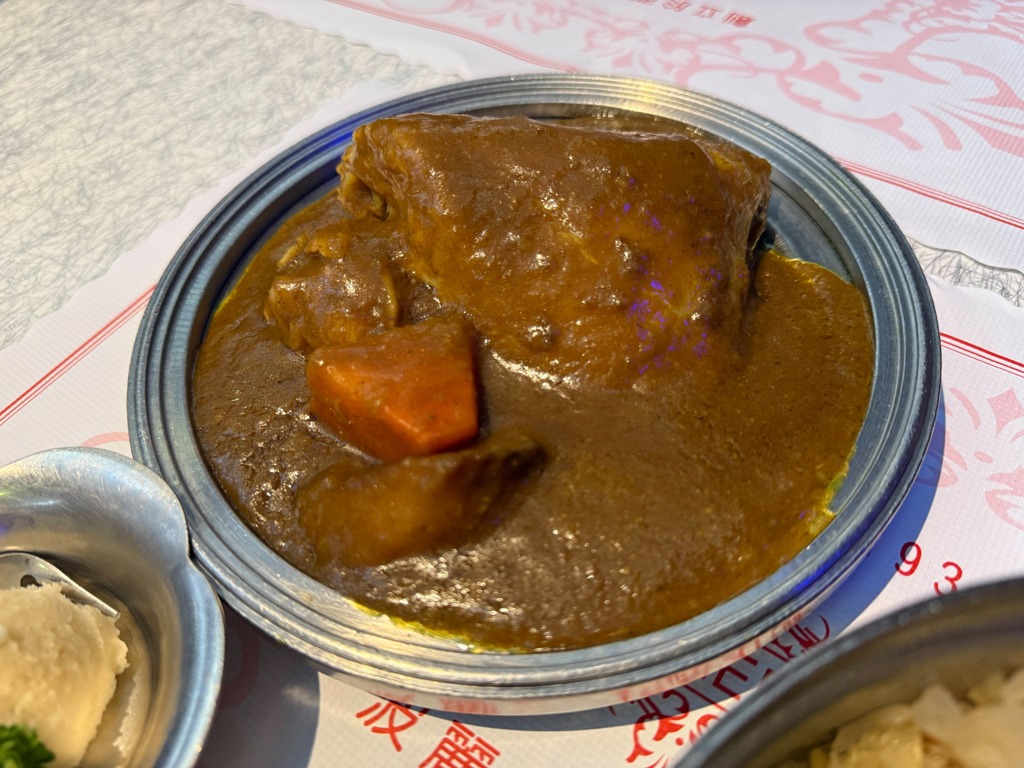 波麗路的咖哩飯,略帶甘口卻不嗆辣,是招牌商品之一。(古謝未玲攝)