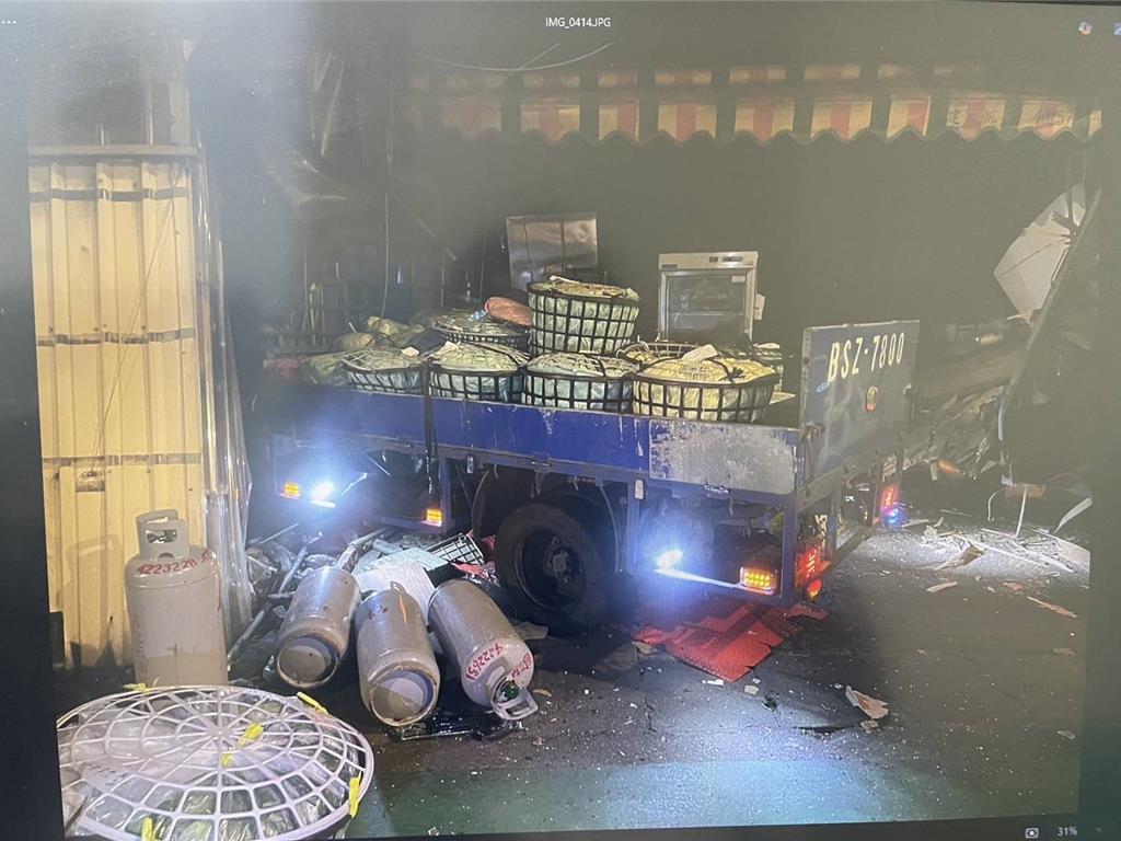 桃園貨車凌晨側撞釀禍!波及5民宅、鐵皮屋 5人送醫