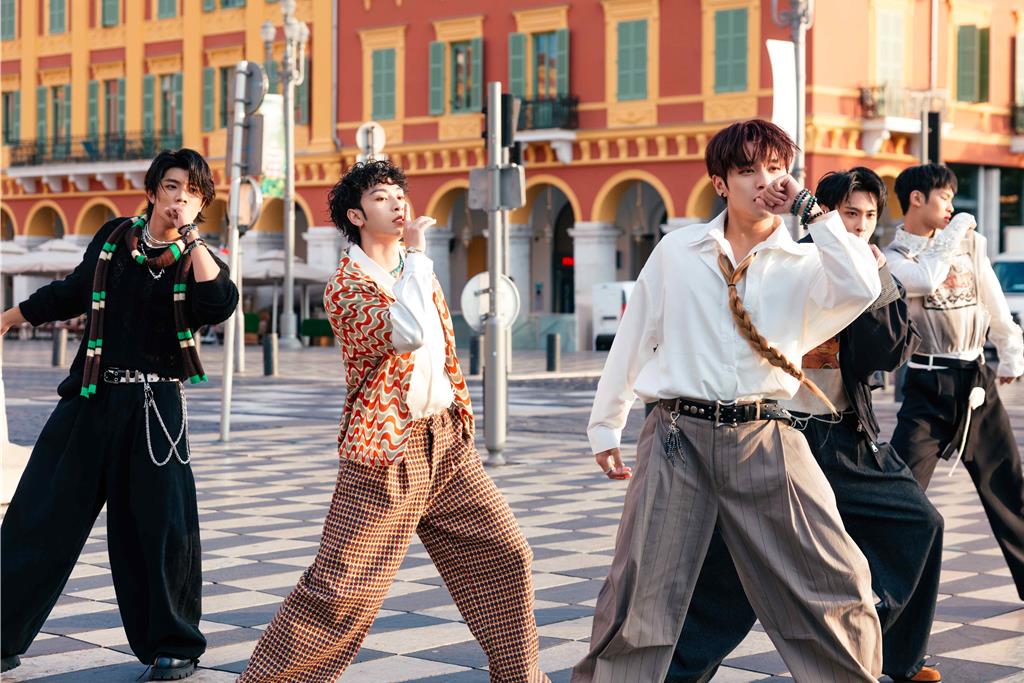 FEniX南法遇「善良姐姐」　獲邀登百萬遊艇