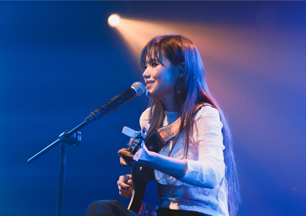 吳汶芳台上情緒潰堤　噴淚問「撐不下去可以嗎？」