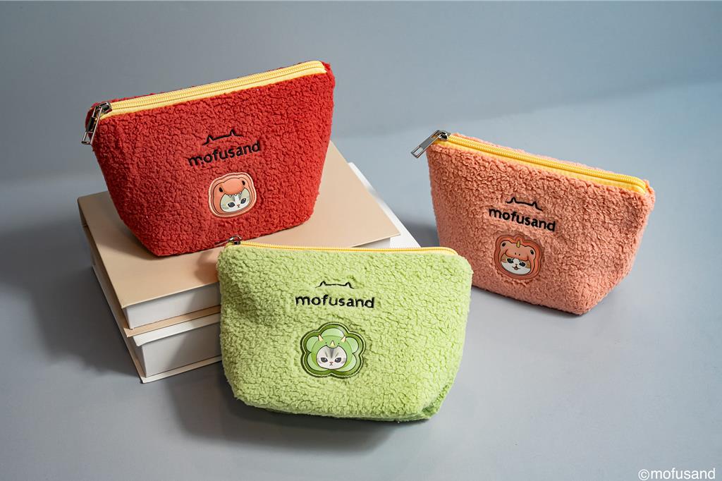 貓福珊迪快閃店引進毛絨化妝包,380元。(WeTrust信賴互動行銷有限公司提供/徐梓榕台北傳真)