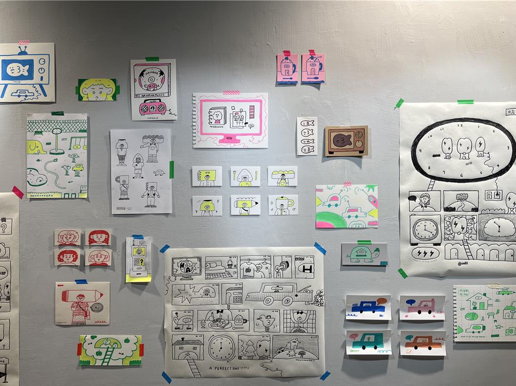「haha sarah notebook world 插畫個展」有一面牆的塗鴉是插畫家不打草稿的現場創作。(徐梓榕攝)