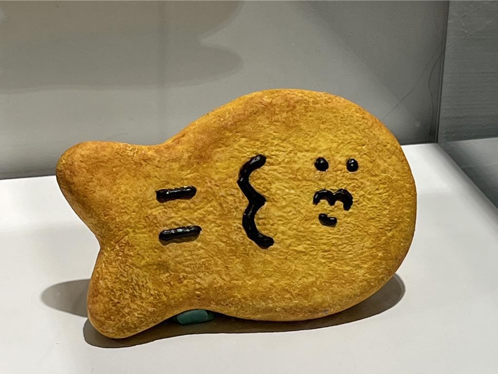 「haha sarah notebook world 插畫個展」限量1幅的《cookie fish》,500元。(徐梓榕攝)