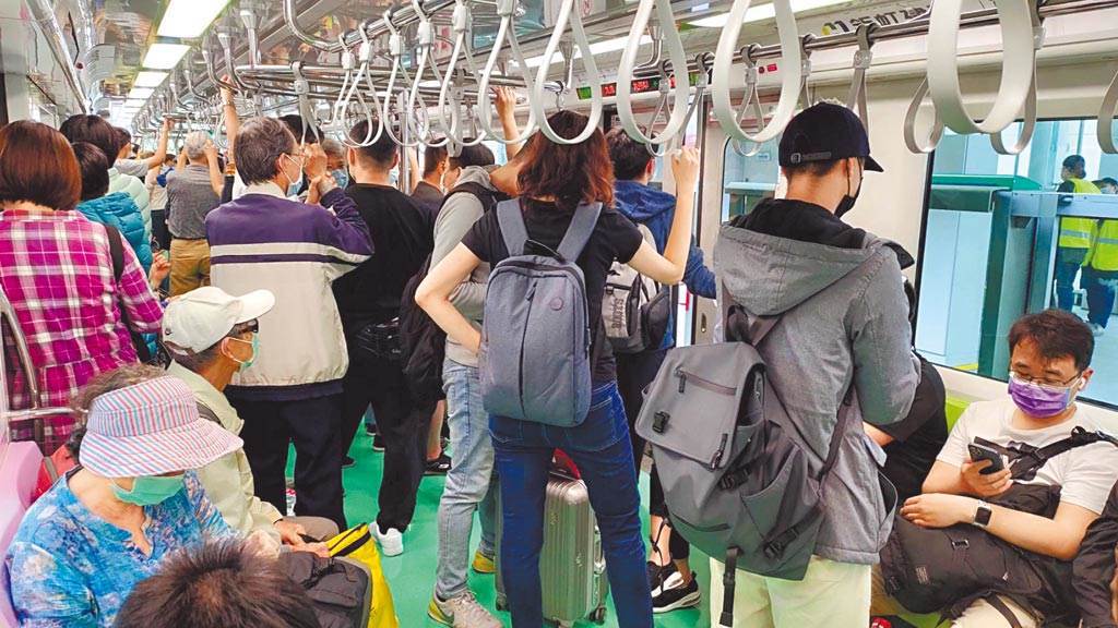 脊椎剛開刀...國二女北捷被阿婆逼讓座 母嘆：難道以後要穿泳衣秀傷口