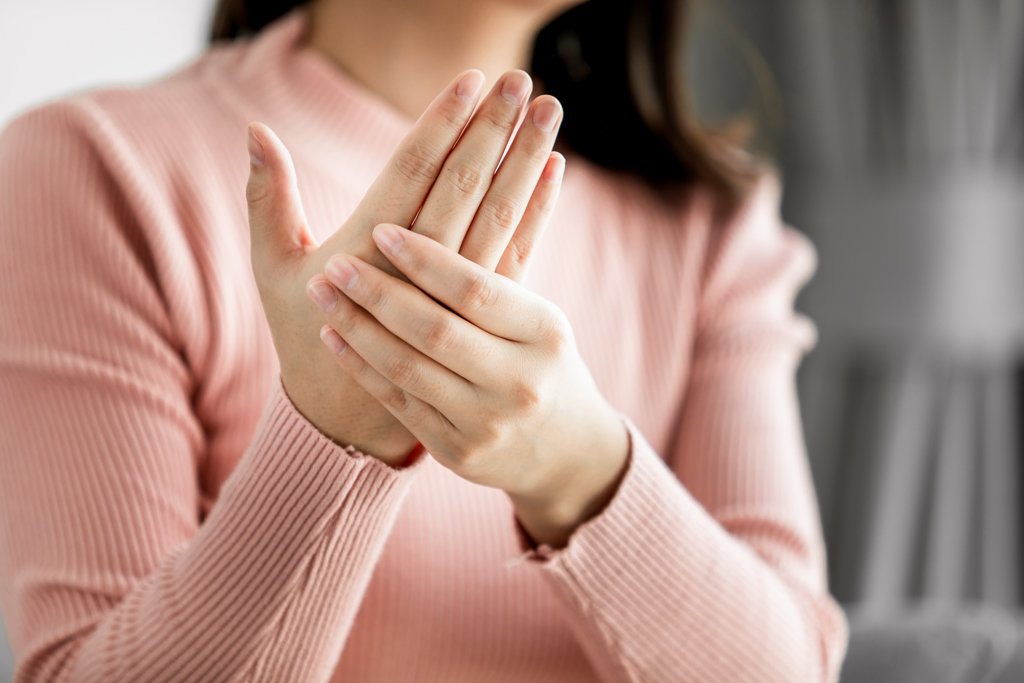 握湯匙都痛! 醫:「扳機指」不是非開刀不可