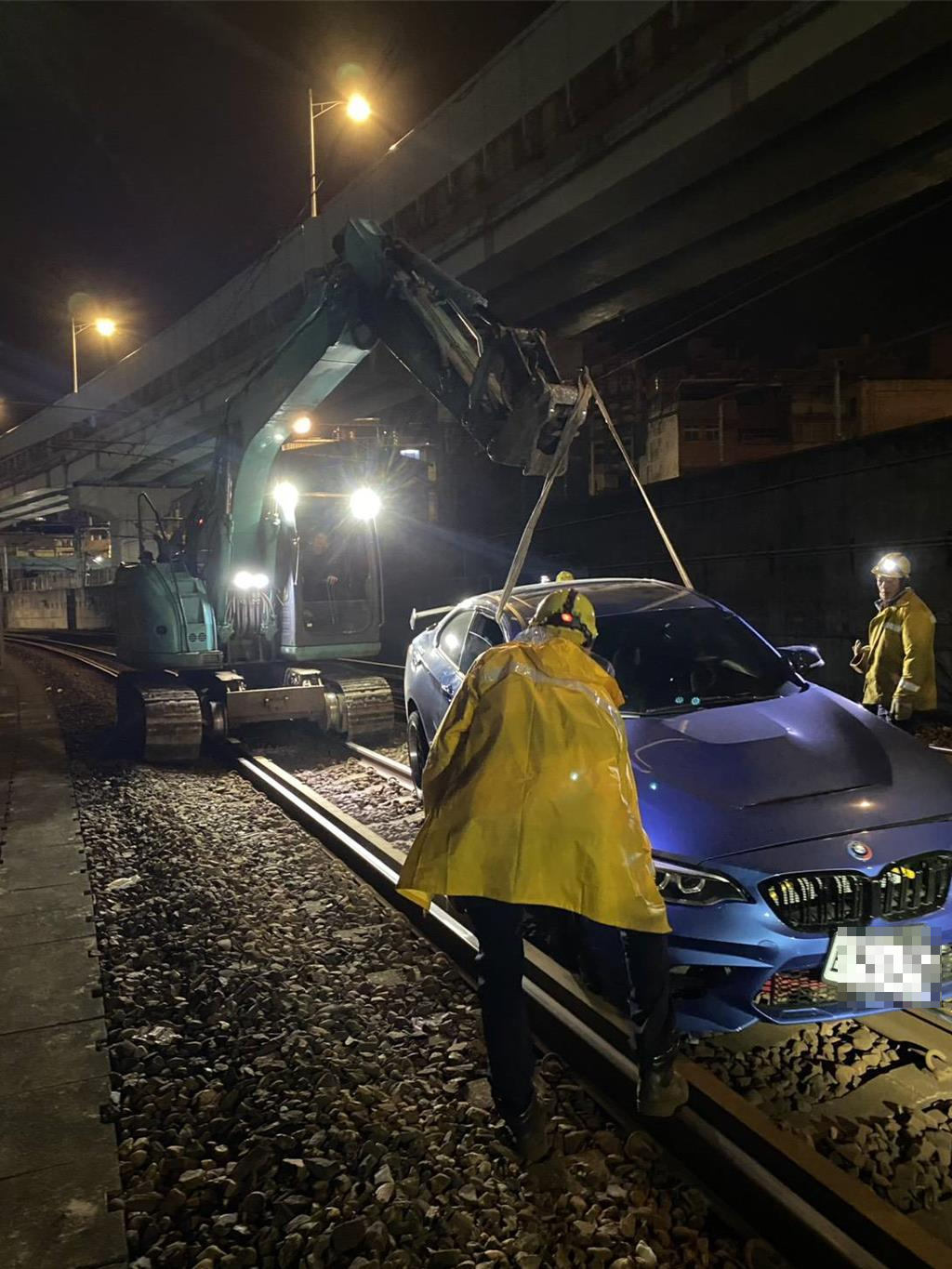 毒品通緝犯開BMW衝進平交道 台鐵大誤點 學生段考差點急哭