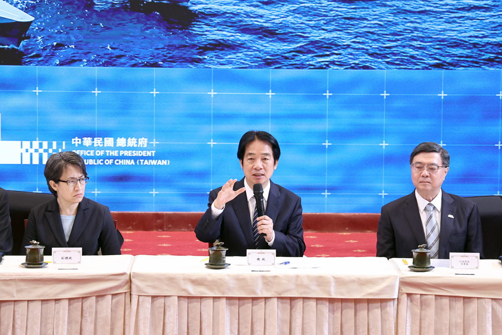 總統賴清德（中）26日召開「守護民主台灣國安行動方案」國安高層會議，會後宣布為籌建因應未來戰爭型態的關鍵戰力，未來8年將投入1兆2500億元經費打造先進防衛作戰體系。（范揚光攝）