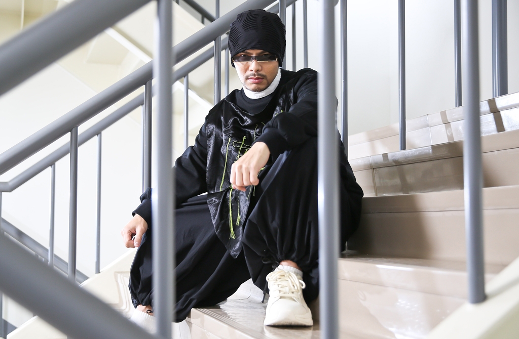 黃明志再現身大馬警局!低調不語辦理延長保釋