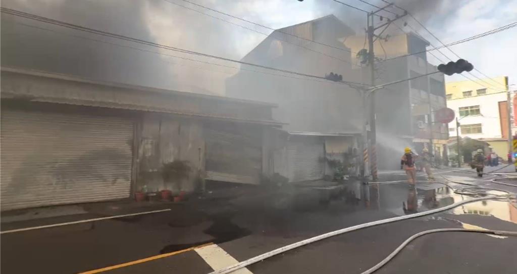 台南鐵皮倉庫大火　消防人員佈線阻隔延燒
