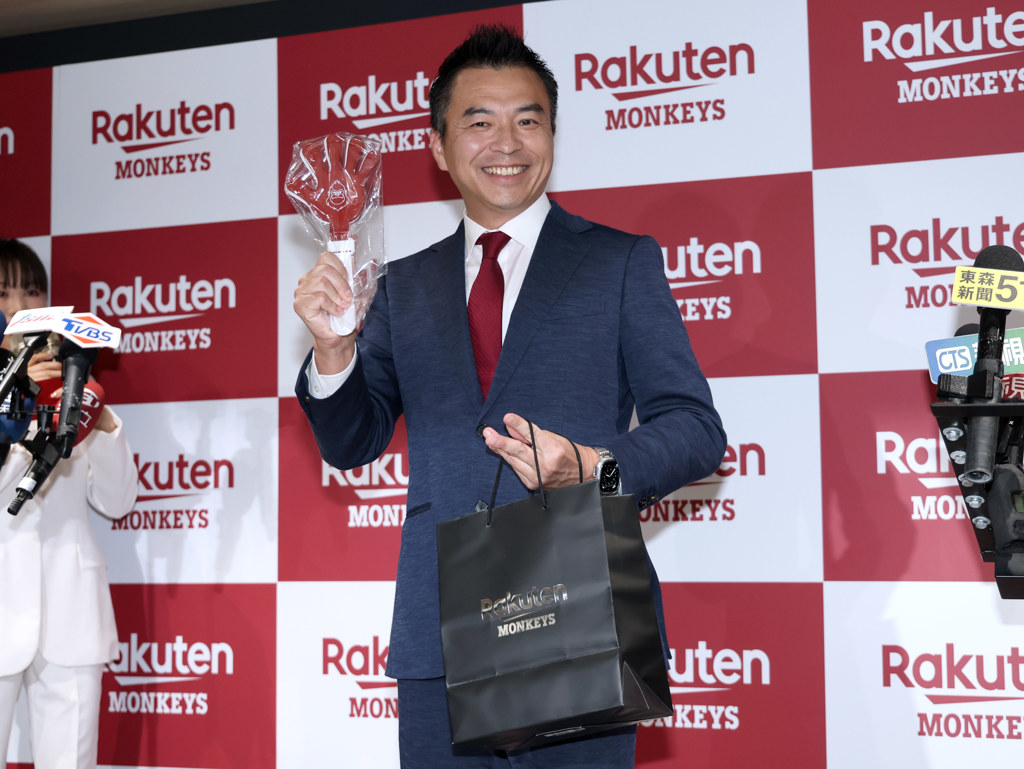 中職》奇景！樂天記者會讓媒體「席地而坐」外媒傻眼：不可思議