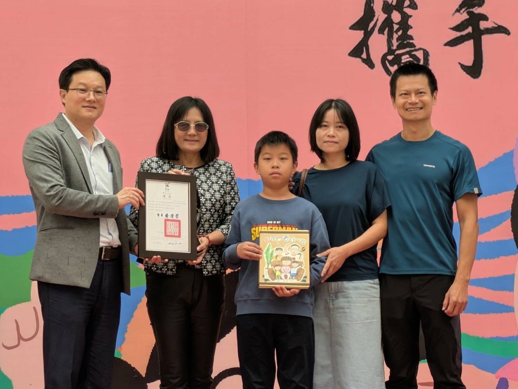 南市府表揚家庭教育輔導考核特優學校與學生  盼攜手溫馨家庭陪伴孩子成長