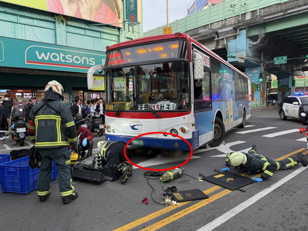 快訊》北市紅R15公車撞行人！ 8旬翁卡車底受傷命危