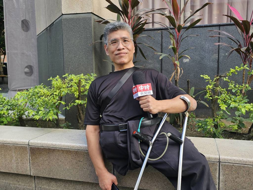 獨家》靠一隻腳、拄兩拐杖!連體嬰忠義拚出「奇蹟人生」