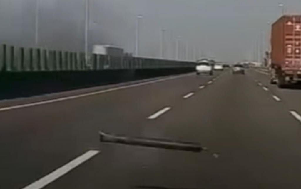 傳動軸國道亂竄！休旅車遭猛砸「氣囊爆開」 離奇原因曝