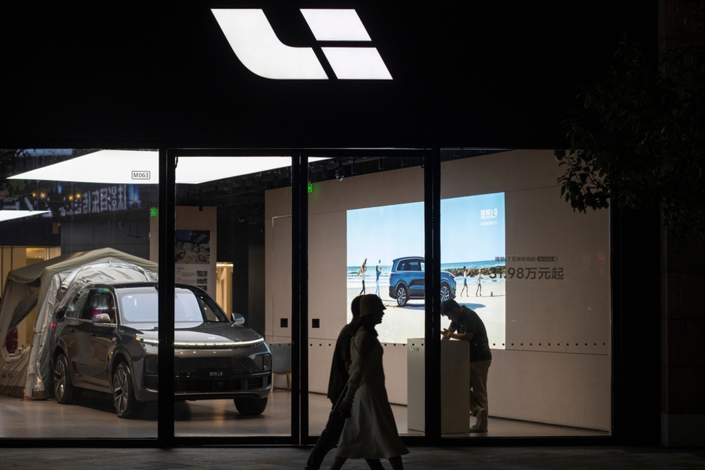 身價破千億卻「神級節儉」?CEO陪太太賣舊手機 畫面被瘋傳