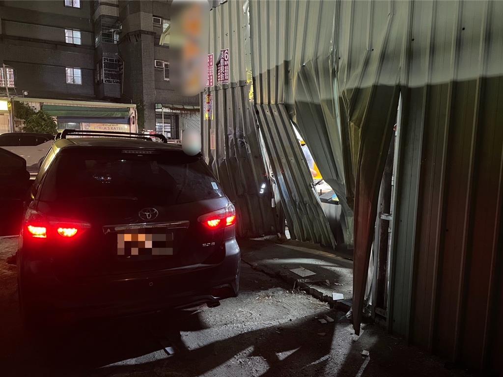 高雄78歲老翁倒車出意外! 撞破店家鐵皮幸無人傷