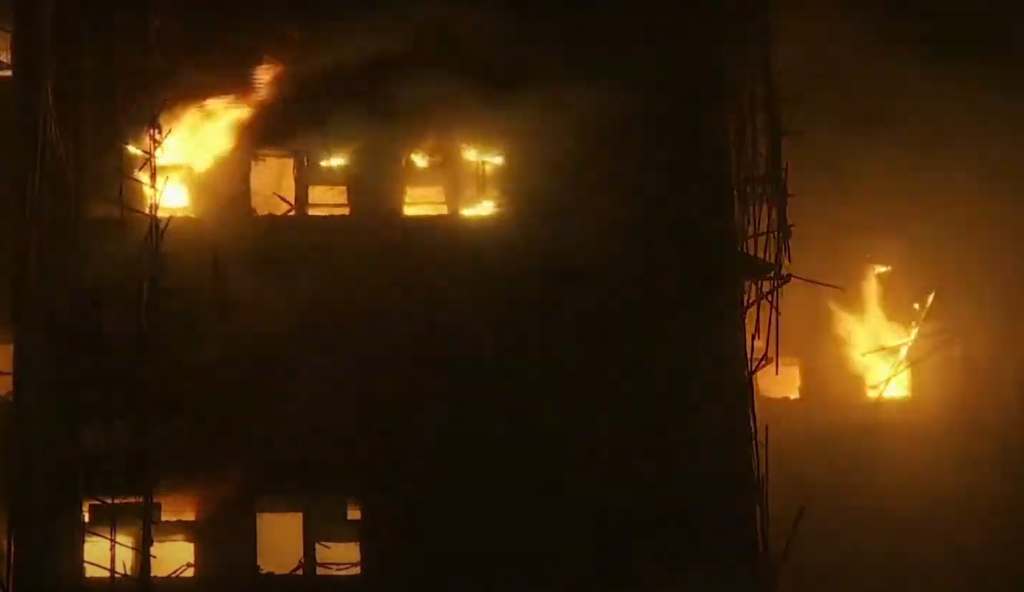 香港惡火》疑人禍?維護工人蹲水泥牆後抽菸 畫面瘋傳