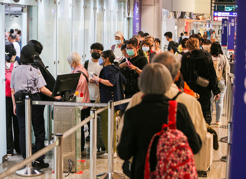 女同學飛25國爽玩！自稱「普通家庭不富裕」她傻眼 網揭1關鍵