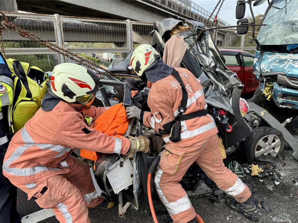 國3北新竹交流道7大小車連環撞  6人送醫一度大回堵