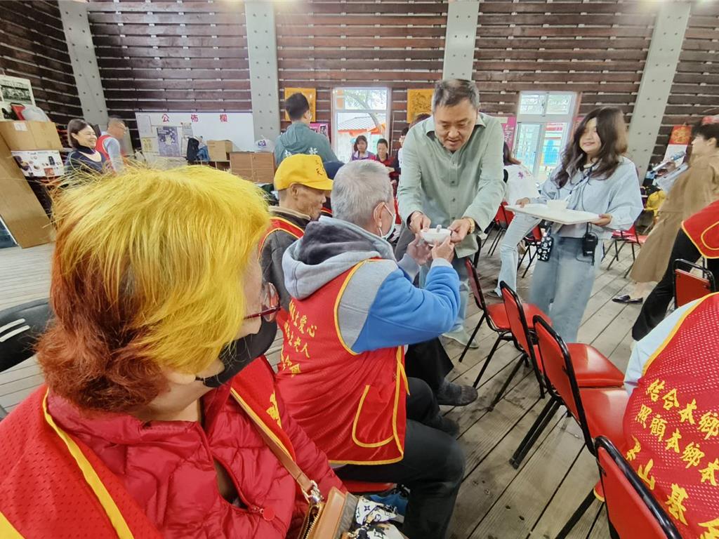 暖心回饋！科技業者擲百萬 為嘉市華山基金會長者補營養