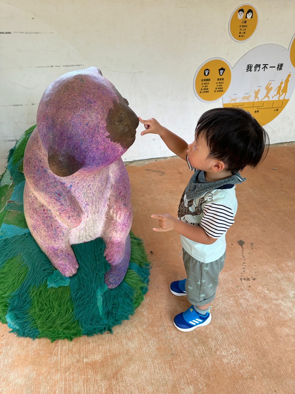 新竹市立動物園內的各種動物裝飾相當童趣藝術,好適合出周邊商品。(吳品瑤 攝)