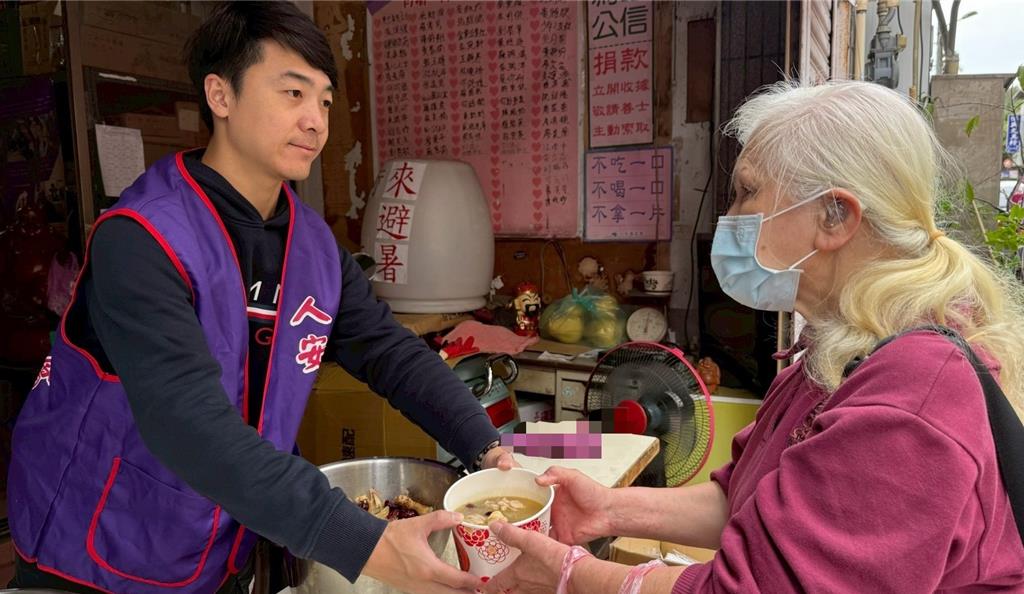 苗栗平安站用麻油雞湯過感恩節 陪伴寒士號召支持「吃飽30」