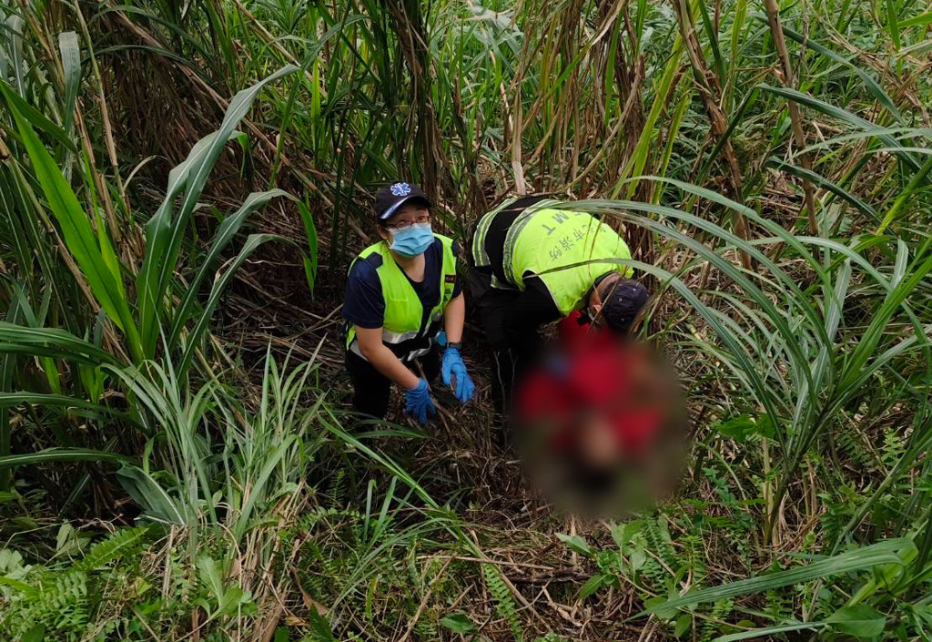 7旬婦失足倒邊坡失蹤18小時　警眼尖「一抹紅」成功救命