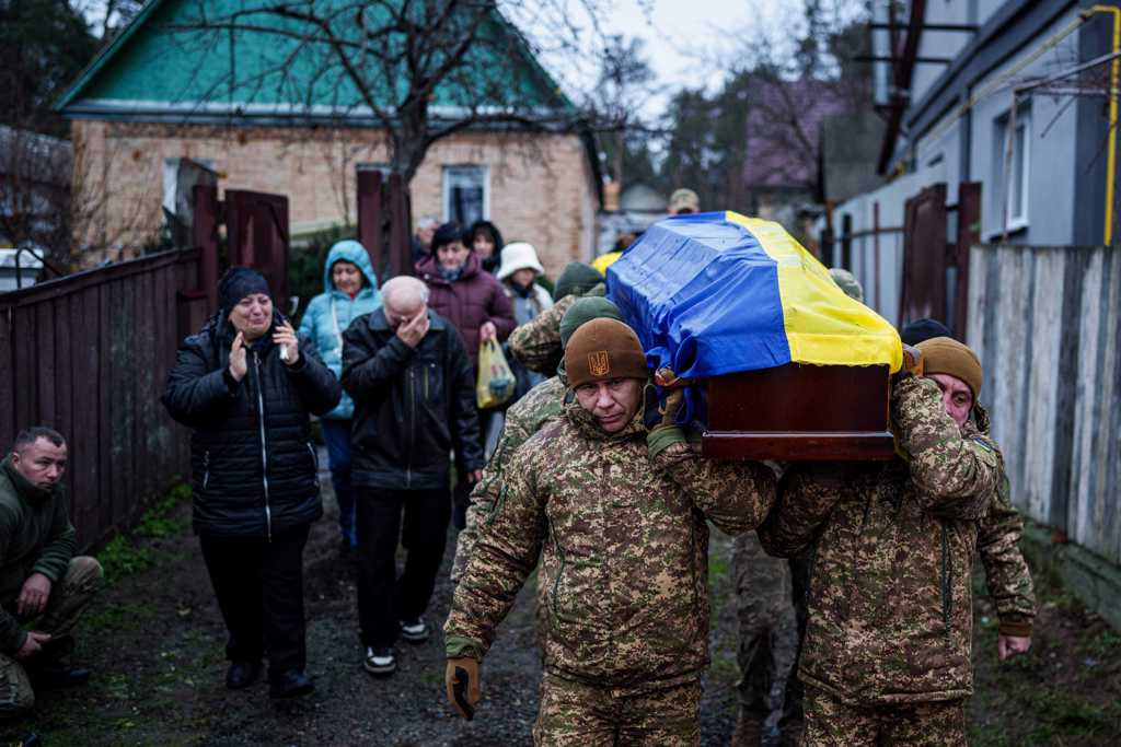 2025年11月22日,戈斯托梅利地區的烏軍葬禮。(美聯社)