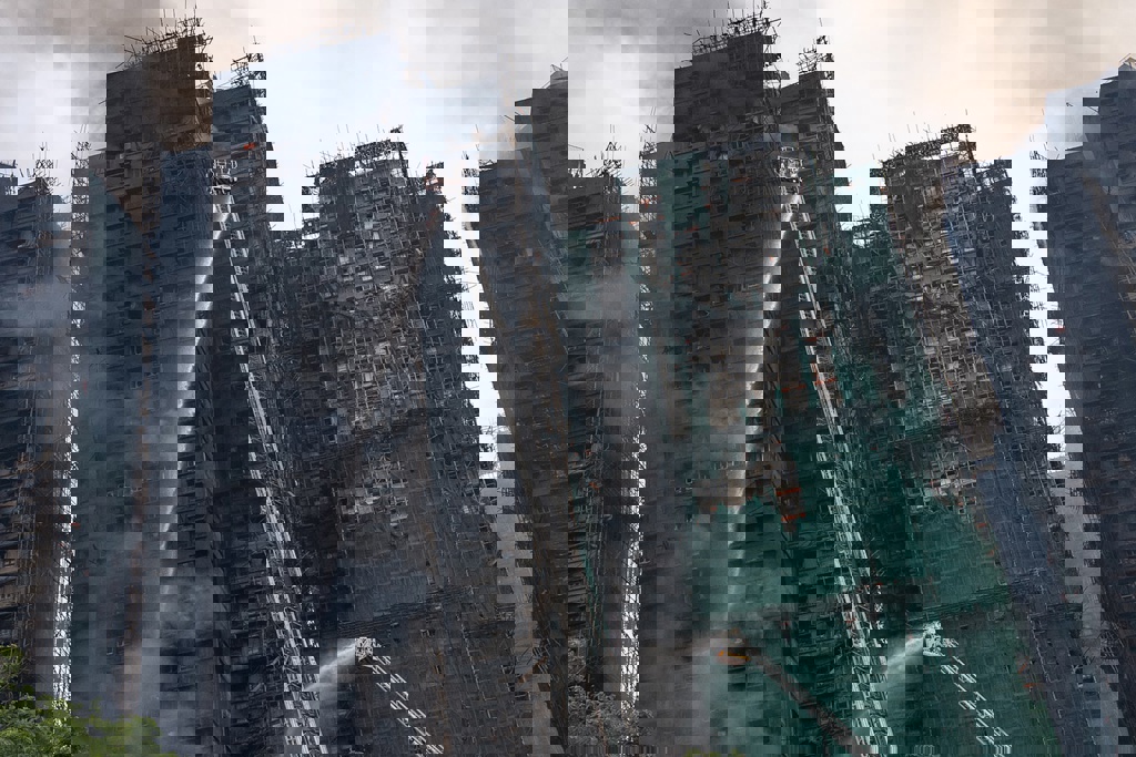 香港大火疑外牆保護網釀災 內政部:每年抽查施工架、安全網