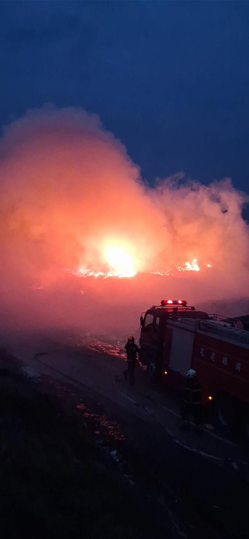 花蓮垃圾掩埋場大火 強風助燃濃煙沖天、消防全力灌救