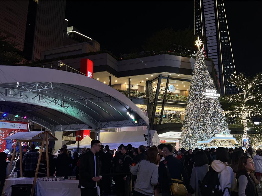 信義區耶誕氛圍已相當濃厚，「台北歐洲冬季嘉年華」周末登場。（徐梓榕攝）