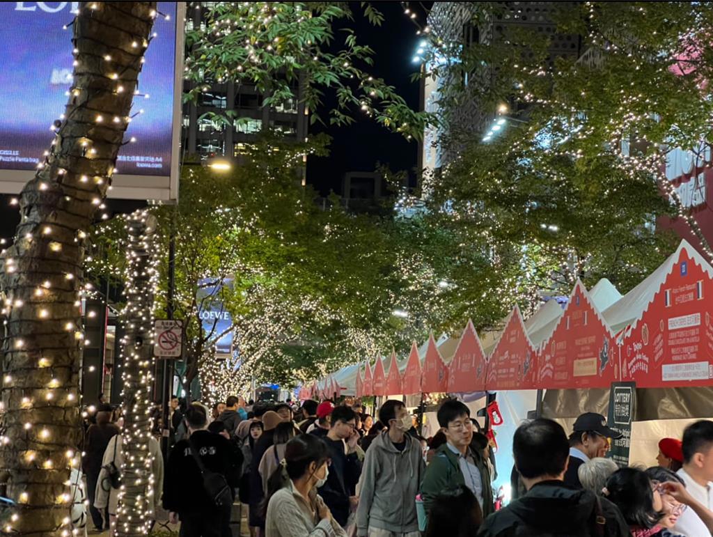  「台北歐洲冬季嘉年華」匯聚超過66個攤位帶來歐洲耶誕節歡樂傳統，歐洲美食應有盡有。（徐梓榕）