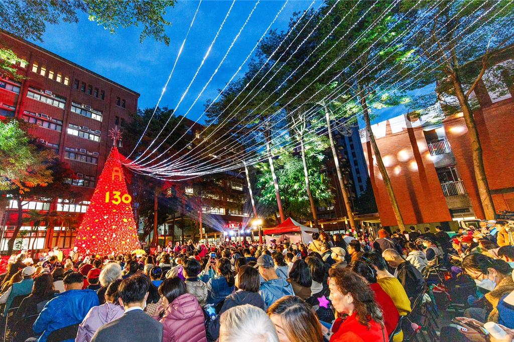 全紅國北教大亮相 「5000顆金銀紅聖誕球」妝點15米聖誕樹