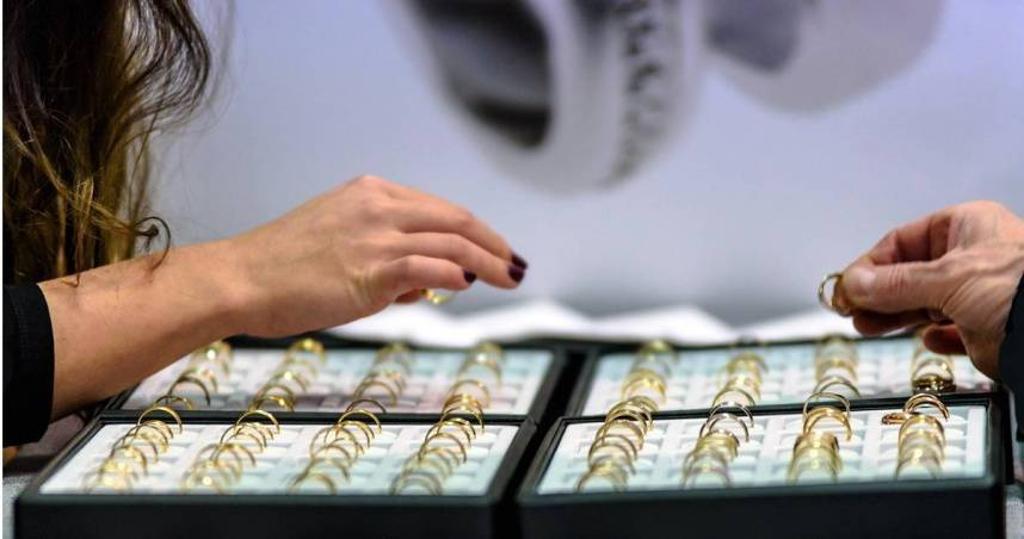 男送女友現金花束慶祝一周年 浪漫背後竟藏荒唐偷竊案