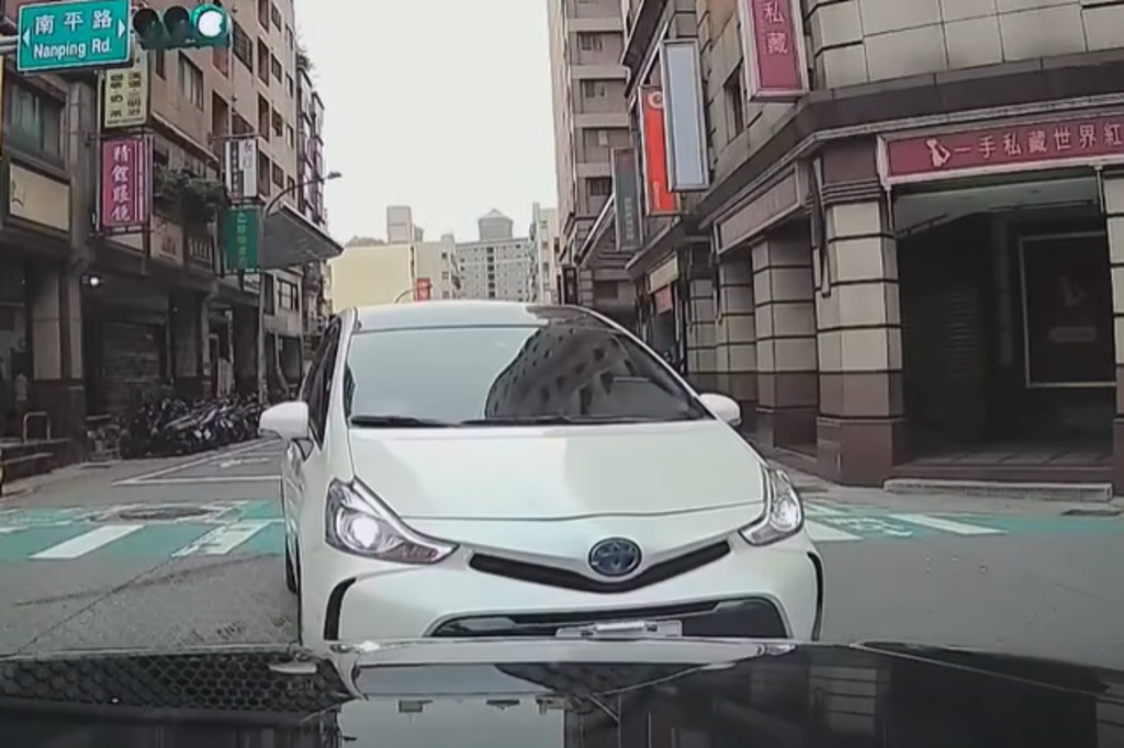 左轉不讓直行車「秒現迷之動作」 他怒批:可怕的運將