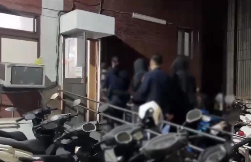 自稱「情慾女王」好市多露點！網黃昔台鐵車廂、停車場裸照全遭翻出